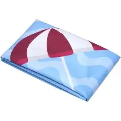 Petite serviette personnalisée pliée, sublimée d'un parasol rouge et blanc sur fond de vagues bleues