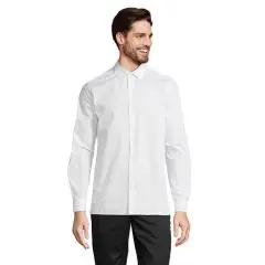 Chemise homme personnalisé blanche en popeline, col renforcé et manches longues, portée par un homme souriant