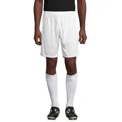 Short de sport adulte personnalisable SAN SIRO 2 blanc porté de face avec chaussettes de foot et crampons noirs