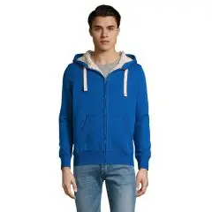 Homme portant le sweat zippé SHERPA bleu royal à capuche doublée sherpa écrue et lacets blancs, vue de face
