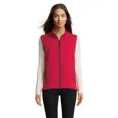 Gilet softshell femme personnalisé RACE BW WOMEN rouge à col montant et zip intégral, porté sur un haut écru