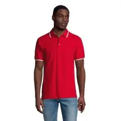 Polo homme personnalisé rouge en piqué de coton avec col et manches à liserés blancs contrastés, porté de face