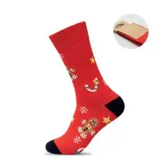 Chaussette de Noël rouge personnalisée avec motifs pain d'épice, étoiles et flocons, présentée avec emballage kraft