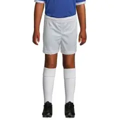 Short de sport enfant personnalisé SAN SIRO KIDS 2 blanc porté avec maillot bleu, chaussettes et crampons