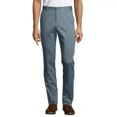Pantalon stretch homme personnalisable en satin bleu gris, coupe slim, porté avec des chaussures marron