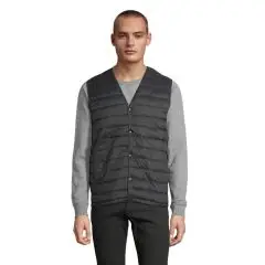 Doudoune sans manches personnalisée homme ARTHUR coloris foncé portée sur un pull gris, matelassage horizontal et col V