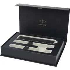 Écrin noir du coffret stylo Parker IM Essentials argenté vu ouvert, intérieur crème et logo doré sous le couvercle