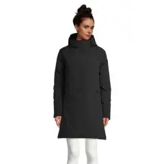 Parka chaude femme personnalisée ALFI WOMEN noire à capuche portée de face, coupe couvrante mi-cuisse