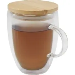 Tasse en verre double paroi personnalisée Leona remplie de thé ambré avec couvercle en bambou et anse en verre