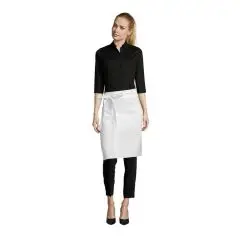 Serveuse portant le tablier de serveur personnalisé GREENWICH blanc mi-long noué à la taille sur tenue noire