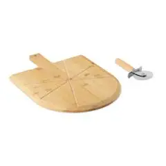 Planche à pizza personnalisée en bambou clair avec rainures de découpe, poignée percée et roulette à lame inox