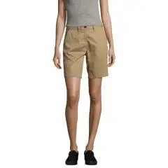 Bermuda femme personnalisé JASPER WOMEN châtaigne en twill de coton, porté avec un haut gris, vu de face