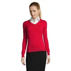 Pull femme personnalisé GALAXY WOMEN rouge col V porté sur une chemise blanche, coupe ajustée et poignets en côte