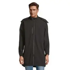 Manteau softshell personnalisé long et sombre porté fermé par un homme, col montant et poche poitrine zippée