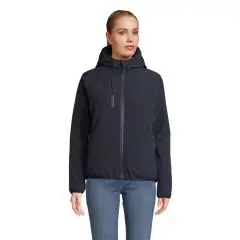 Parka softshell femme matelassée bleu abysse portée, capuche, zip noir et poche poitrine zippée