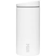 Mug isotherme de voyage MiiR Flip Traveler blanc mat, couvercle étanche et petit logo vertical près de la base