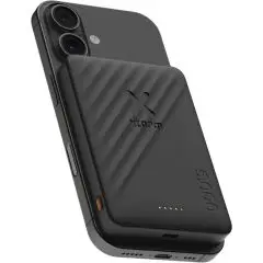 Batterie externe magnétique Xtorm Go2 noire fixée au dos d’un smartphone, nervures et logo X en relief
