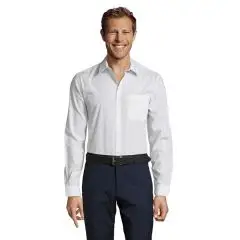 Homme portant la chemise cintrée BALTIMORE FIT blanche à manches longues en popeline, poche poitrine, vue de face
