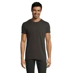 T-shirt homme personnalisé anthracite à coupe ajustée et col rond côtelé, porté de face avec un jean noir