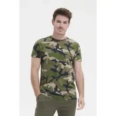 T-shirt camouflage personnalisé CAMO MEN vert kaki à col rond et manches courtes, porté par un homme de face