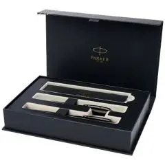 Parure stylo Parker personnalisée IM Achromatic, coffret cadeau noir ouvert avec roller et stylo bille noir mat